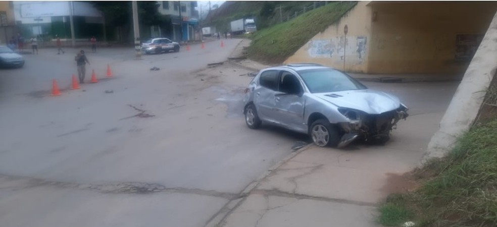 Mulher fica ferida após ser atropelada por um carro