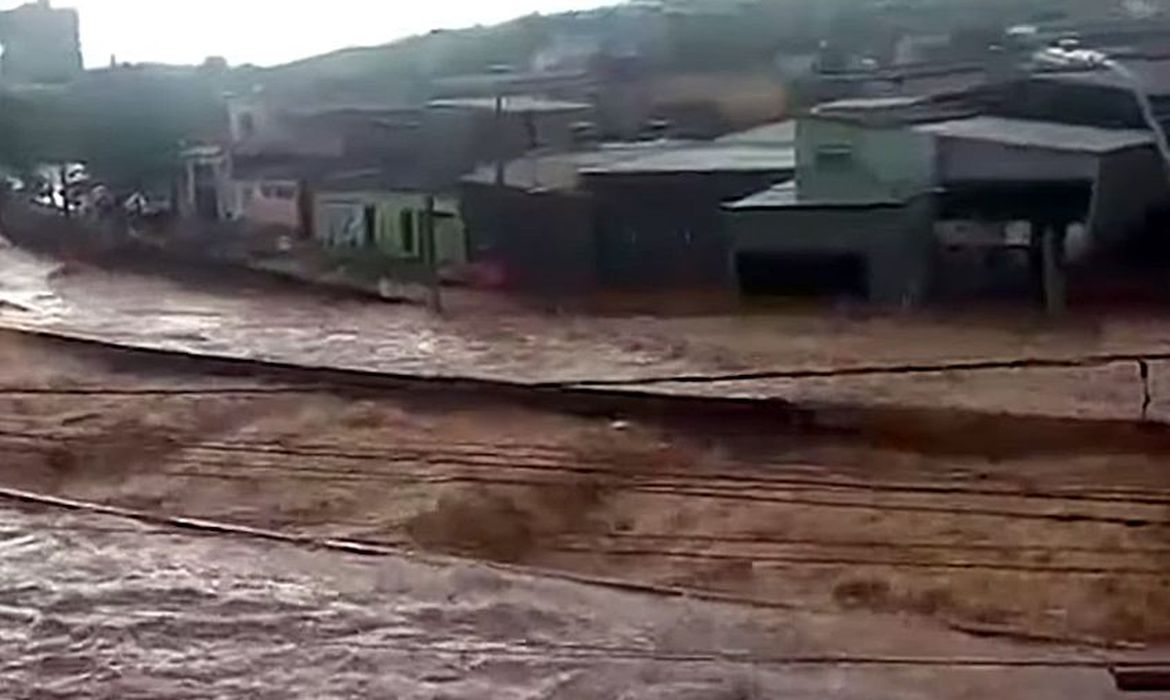 Defesa Civil de Belo Horizonte alerta por chuvas forte até terça-feira (19)