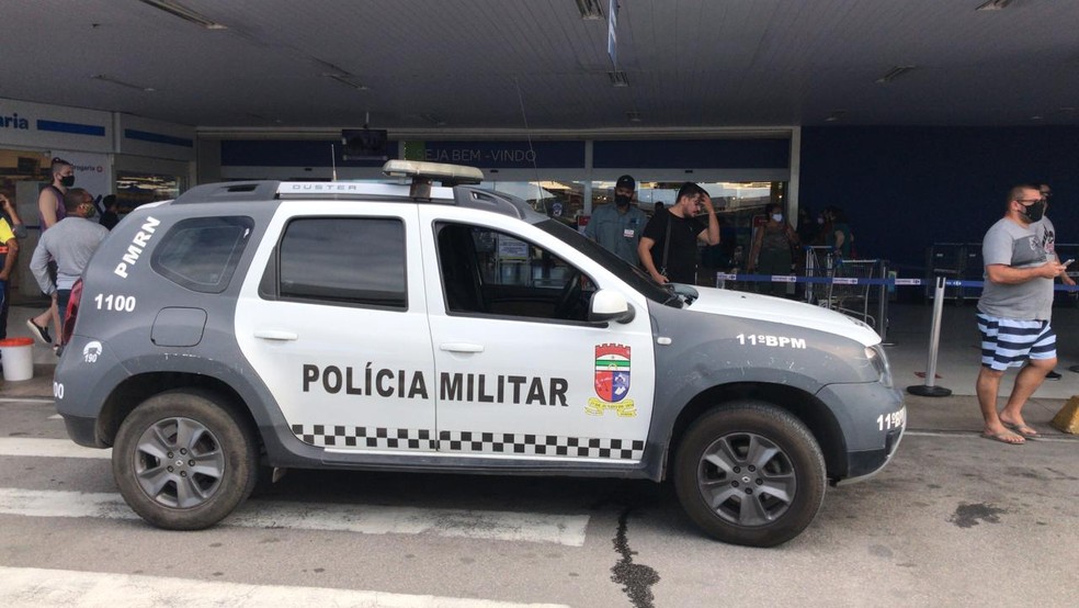 Homens armados e refém em assalto no supermercado em Natal