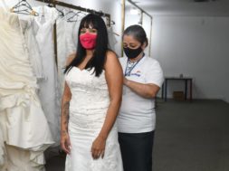 Noivas escolhem vestidos para o Casamento Comunitário