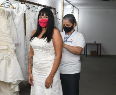 Noivas escolhem vestidos para o Casamento Comunitário