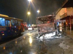 onibus pega fogo na avenida brasil no rio de janeiro