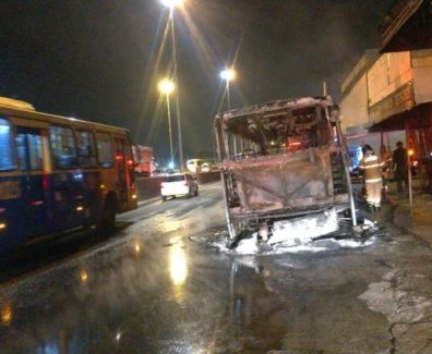 onibus pega fogo na avenida brasil no rio de janeiro