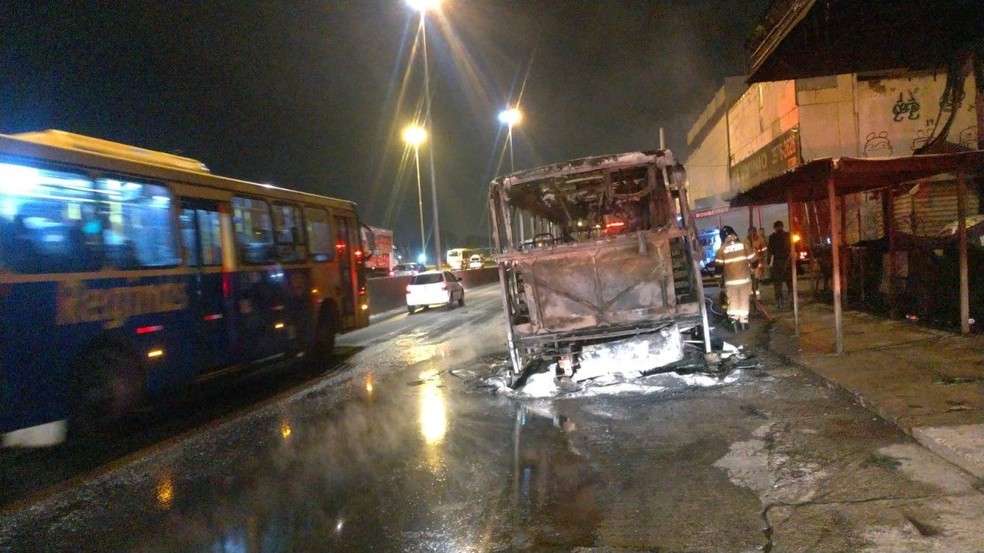 Ônibus pega fogo na Avenida Brasil