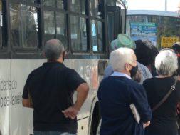 Pessoas esperam em ponto de ônibus no centro do Rio de Janeiro