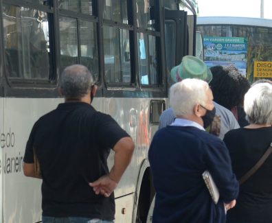 Pessoas esperam em ponto de ônibus no centro do Rio de Janeiro