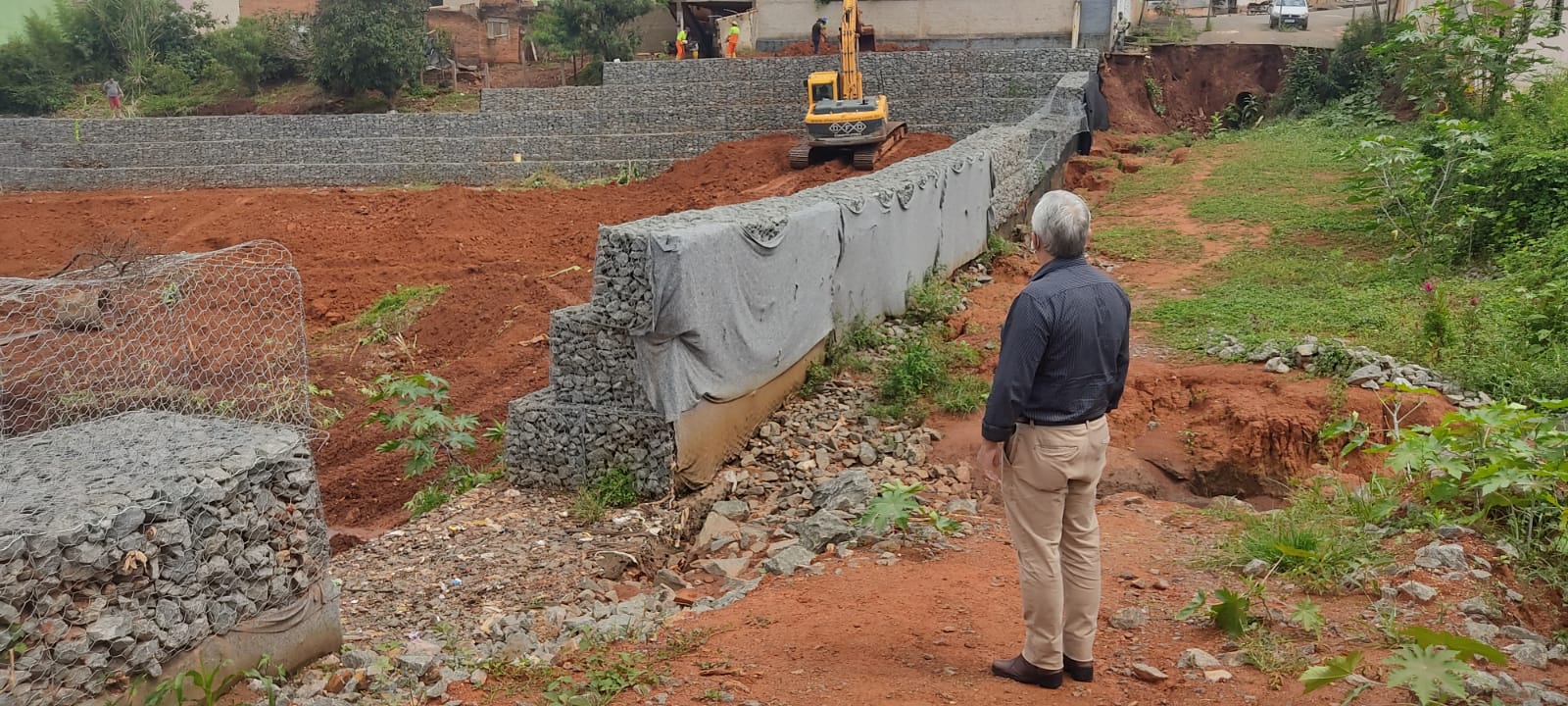 Prefeito de Monte Melo MG acompanha e fiscaliza obra do “buracão” no bairro Santa Rita pessoalmente