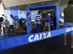 Fila para entrada em agência da Caixa, em Brasília.