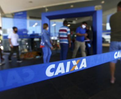 Fila para entrada em agência da Caixa, em Brasília.