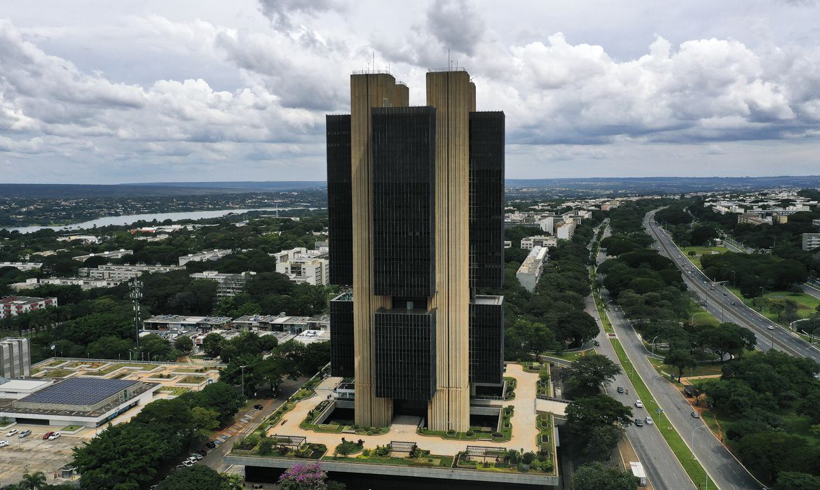 Pandemia e crise hídrica fizeram inflação estourar meta, diz BC