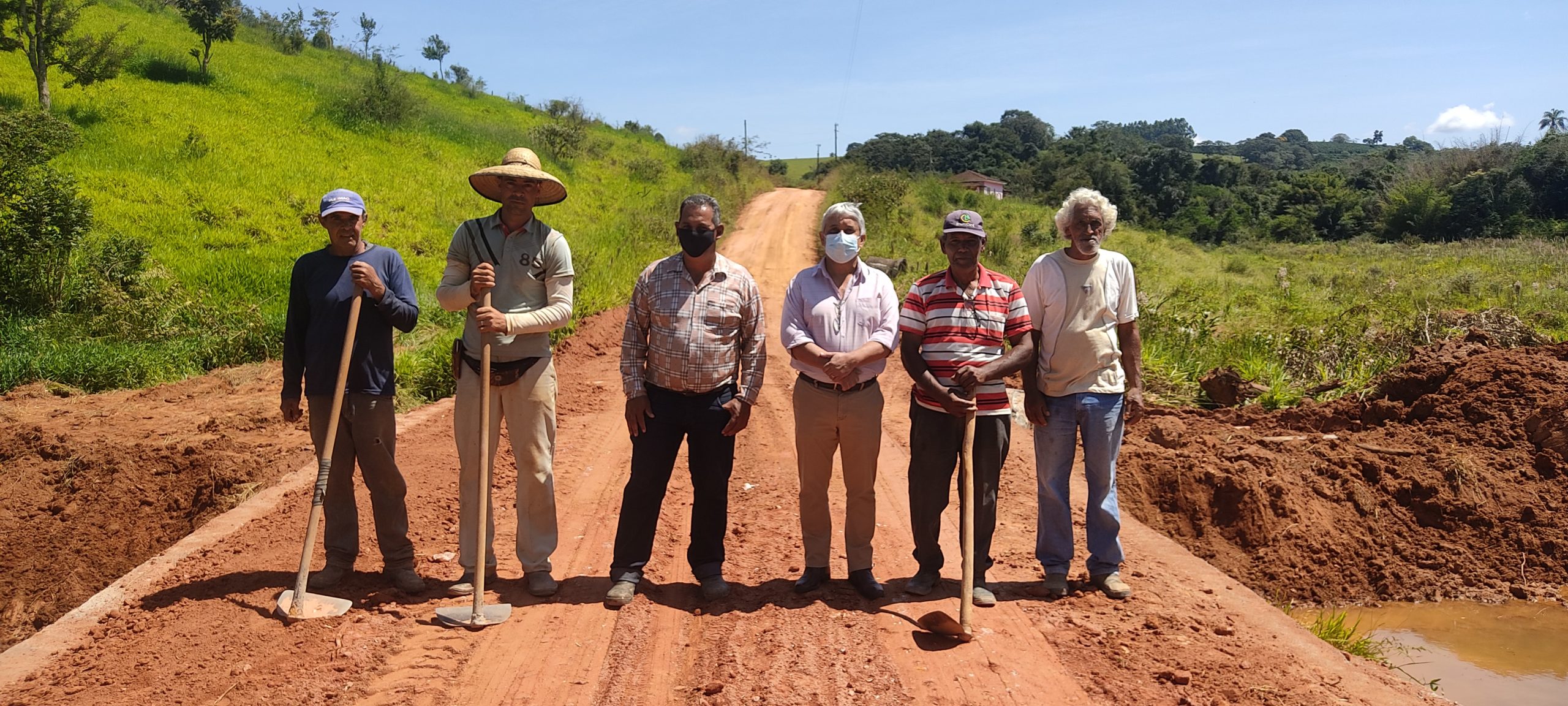 Prefeitura de Monte Belo MG reforma ponte no Bairro Feital