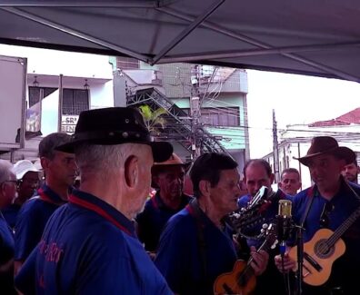 APRESENTAÇÃO DA FOLIA DE REIS SÃO FRANCISCO DE ASSIS DE CAETÉ-MG