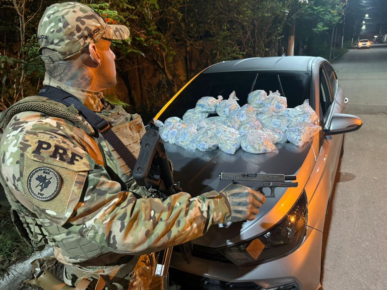 PRF recupera carro clonado e apreende drogas em Duque de Caxias