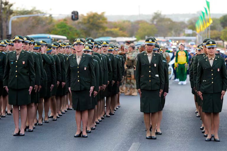 Forças Armadas iniciam alistamento militar feminino